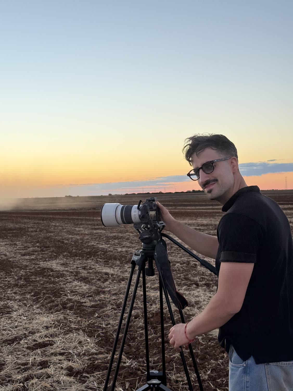 Operador de cámara de Apolo Social Pro grabando con teleobjetivo al atardecer