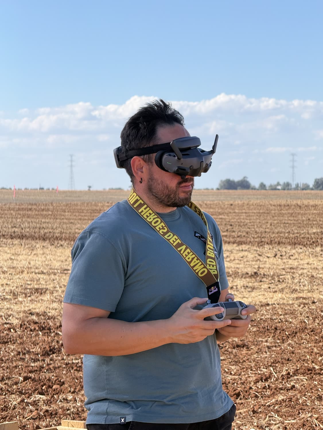 Piloto de dron con gafas FPV durante un rodaje publicitario