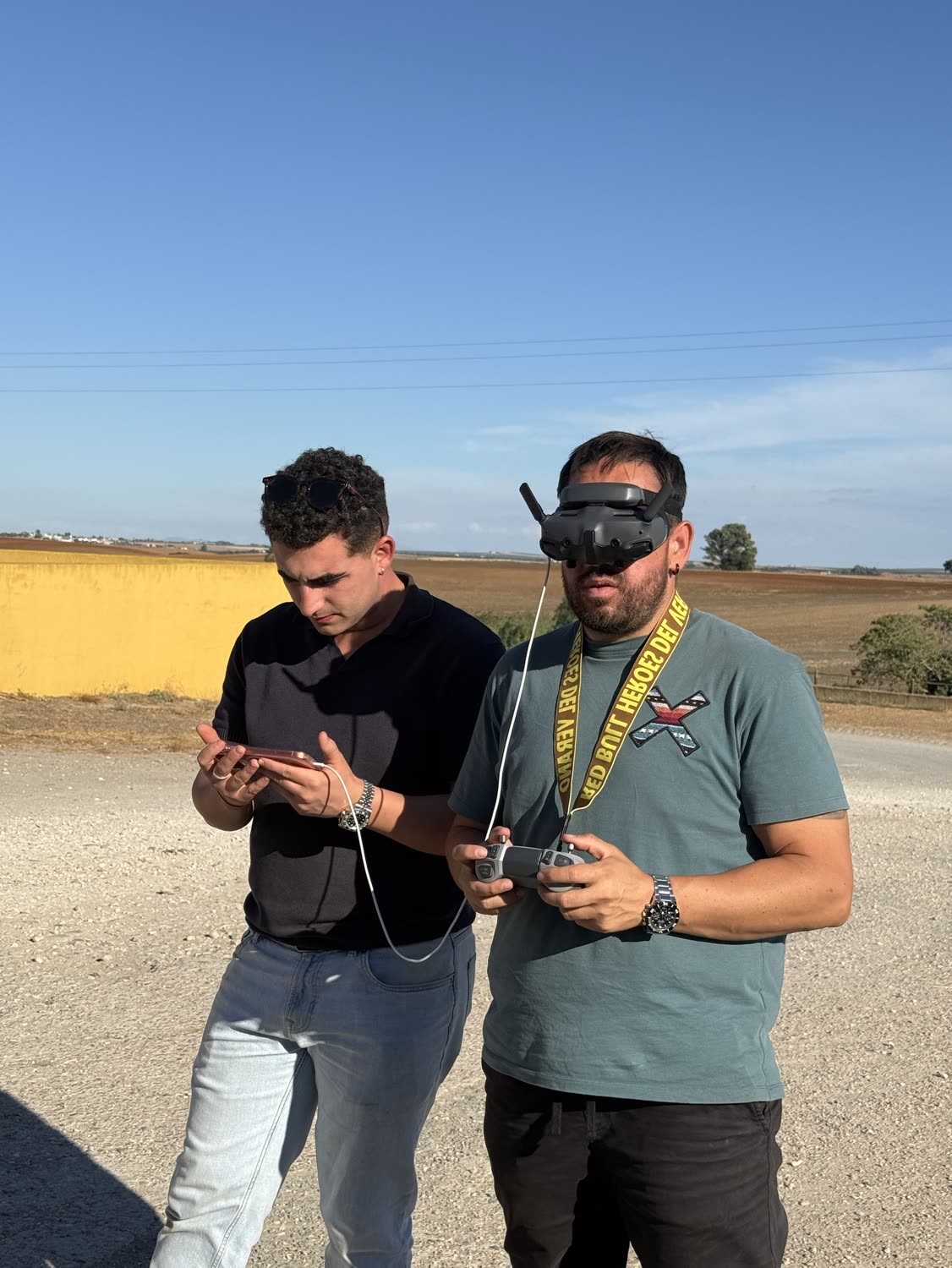 Revisando el plano del dron durante la grabación