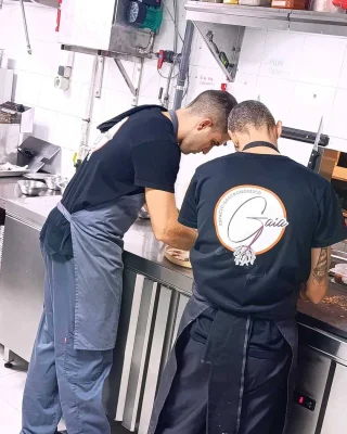 El equipo de cocina de Gaia preparando platos
