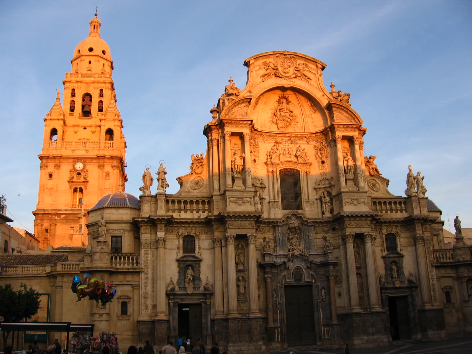 Fachada barroca de la Catedral de Murcia al atardecer