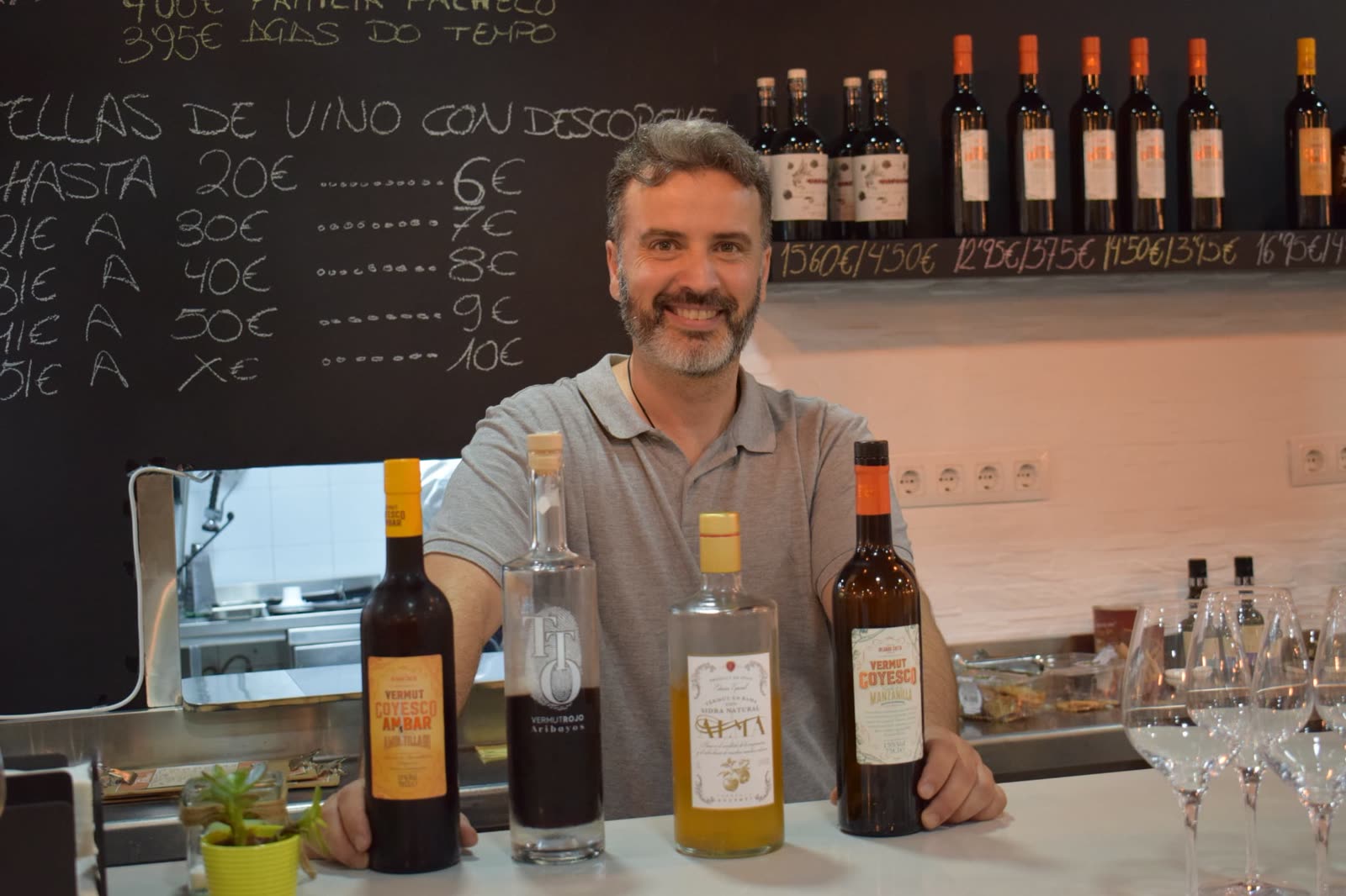Raúl Rodríguez, sommelier y alma de Gaia, en la barra con una selección de vermús