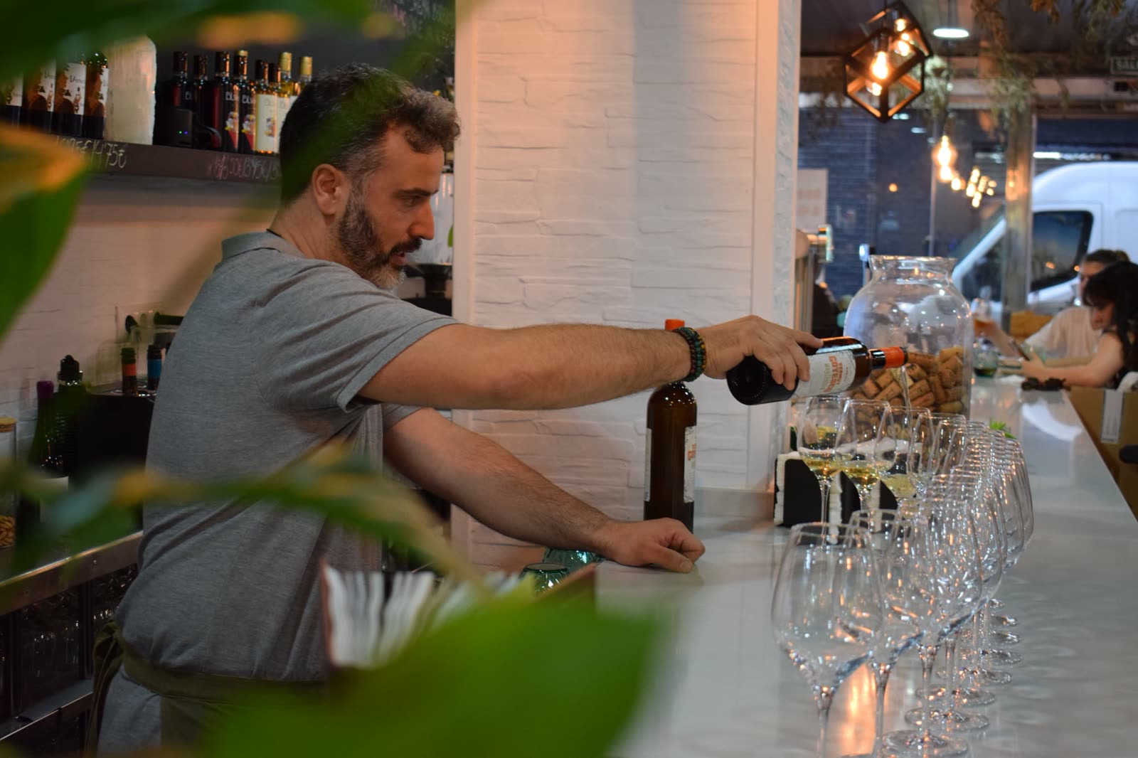 Raúl sirviendo vermut en la barra de Gaia